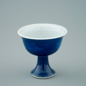 A Chinese sacrificial blue stem cup with underglaze design, Kangxi — 照片 1