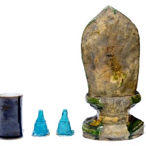 A Chinese sancai Buddha on a throne, two turquoise Guanyin figures and a black and gilt brushpot, 18/19th C. — photo 3