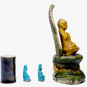 A Chinese sancai Buddha on a throne, two turquoise Guanyin figures and a black and gilt brushpot, 18/19th C. — photo 4