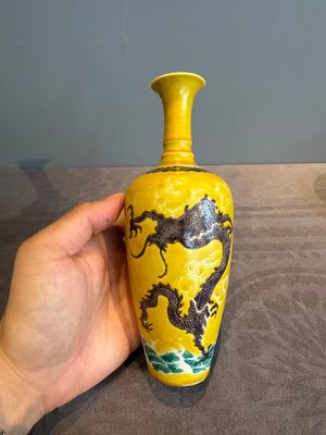 A Chinese sancai 'dragon' vase and a blue- and turquoise-glazed 'shou' bowl and cover, 19/20th C. — photo 2