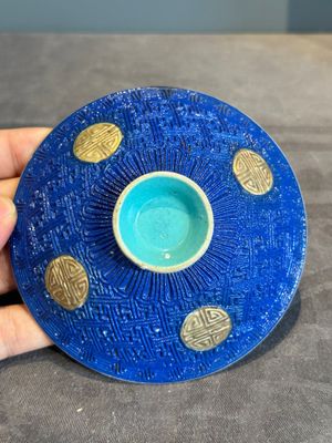 A Chinese sancai 'dragon' vase and a blue- and turquoise-glazed 'shou' bowl and cover, 19/20th C. — photo 14