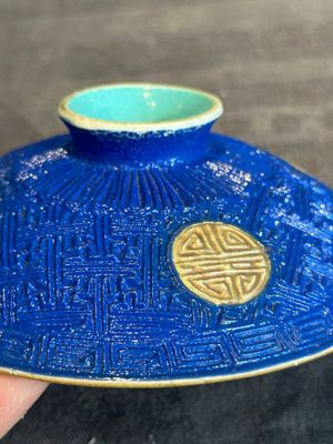 A Chinese sancai 'dragon' vase and a blue- and turquoise-glazed 'shou' bowl and cover, 19/20th C. — photo 15
