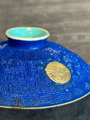 A Chinese sancai 'dragon' vase and a blue- and turquoise-glazed 'shou' bowl and cover, 19/20th C. — photo 16