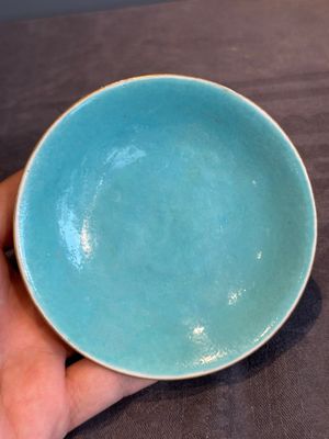 A Chinese sancai 'dragon' vase and a blue- and turquoise-glazed 'shou' bowl and cover, 19/20th C. — photo 17