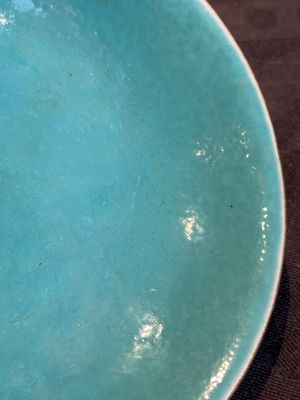 A Chinese sancai 'dragon' vase and a blue- and turquoise-glazed 'shou' bowl and cover, 19/20th C. — photo 18
