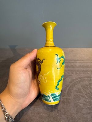 A Chinese sancai 'dragon' vase and a blue- and turquoise-glazed 'shou' bowl and cover, 19/20th C. — photo 3