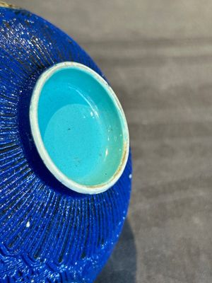 A Chinese sancai 'dragon' vase and a blue- and turquoise-glazed 'shou' bowl and cover, 19/20th C. — photo 24