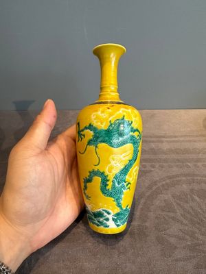 A Chinese sancai 'dragon' vase and a blue- and turquoise-glazed 'shou' bowl and cover, 19/20th C. — photo 4
