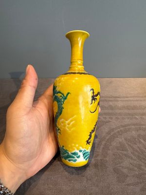 A Chinese sancai 'dragon' vase and a blue- and turquoise-glazed 'shou' bowl and cover, 19/20th C. — photo 5