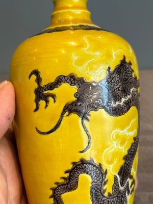 A Chinese sancai 'dragon' vase and a blue- and turquoise-glazed 'shou' bowl and cover, 19/20th C. — photo 8