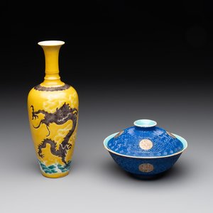 A Chinese sancai 'dragon' vase and a blue- and turquoise-glazed 'shou' bowl and cover, 19/20th C. — photo 1
