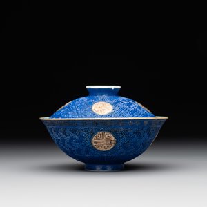 A Chinese sancai 'dragon' vase and a blue- and turquoise-glazed 'shou' bowl and cover, 19/20th C. — photo 11