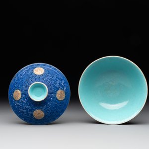 A Chinese sancai 'dragon' vase and a blue- and turquoise-glazed 'shou' bowl and cover, 19/20th C. — photo 12
