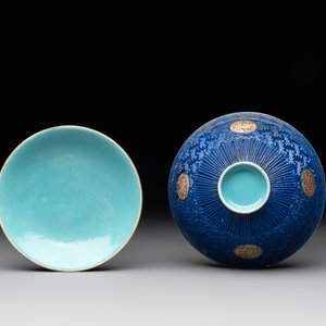 A Chinese sancai 'dragon' vase and a blue- and turquoise-glazed 'shou' bowl and cover, 19/20th C. — photo 13