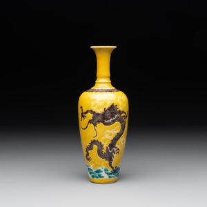 A Chinese sancai 'dragon' vase and a blue- and turquoise-glazed 'shou' bowl and cover, 19/20th C. — photo 2