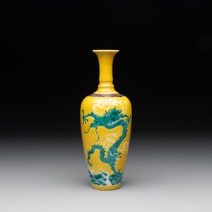 A Chinese sancai 'dragon' vase and a blue- and turquoise-glazed 'shou' bowl and cover, 19/20th C. — photo 4