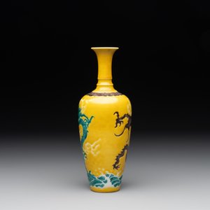 A Chinese sancai 'dragon' vase and a blue- and turquoise-glazed 'shou' bowl and cover, 19/20th C. — photo 5