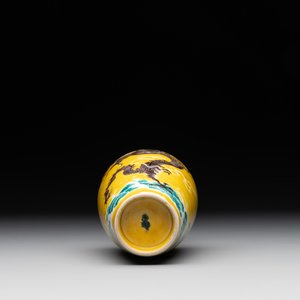 A Chinese sancai 'dragon' vase and a blue- and turquoise-glazed 'shou' bowl and cover, 19/20th C. — photo 7