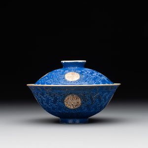 A Chinese sancai 'dragon' vase and a blue- and turquoise-glazed 'shou' bowl and cover, 19/20th C. — photo 8