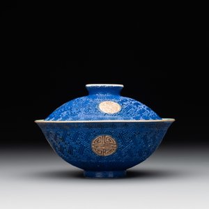 A Chinese sancai 'dragon' vase and a blue- and turquoise-glazed 'shou' bowl and cover, 19/20th C. — photo 9