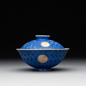 A Chinese sancai 'dragon' vase and a blue- and turquoise-glazed 'shou' bowl and cover, 19/20th C. — photo 10