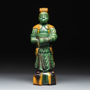 A Chinese sancai figure of Garuda, a cream-glazed vase and a pair of wucai jars, 19/20th C. — photo 14