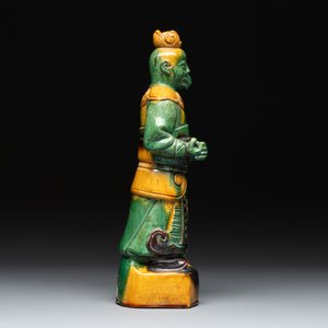 A Chinese sancai figure of Garuda, a cream-glazed vase and a pair of wucai jars, 19/20th C. — photo 15