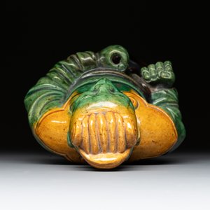 A Chinese sancai figure of Garuda, a cream-glazed vase and a pair of wucai jars, 19/20th C. — photo 18