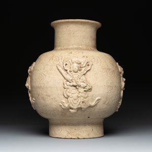 A Chinese sancai figure of Garuda, a cream-glazed vase and a pair of wucai jars, 19/20th C. — photo 4