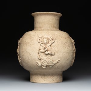 A Chinese sancai figure of Garuda, a cream-glazed vase and a pair of wucai jars, 19/20th C. — photo 5