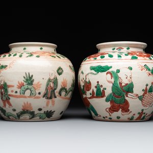 A Chinese sancai figure of Garuda, a cream-glazed vase and a pair of wucai jars, 19/20th C. — photo 9