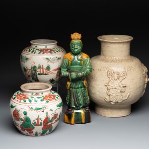 A Chinese sancai figure of Garuda, a cream-glazed vase and a pair of wucai jars, 19th C. — photo 1
