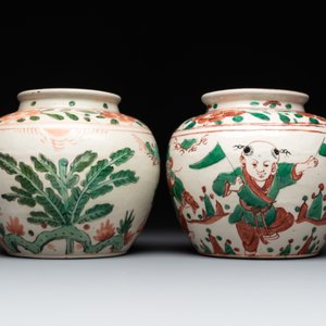 A Chinese sancai figure of Garuda, a cream-glazed vase and a pair of wucai jars, 19th C. — photo 11