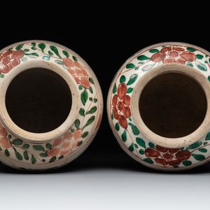 A Chinese sancai figure of Garuda, a cream-glazed vase and a pair of wucai jars, 19th C. — photo 12