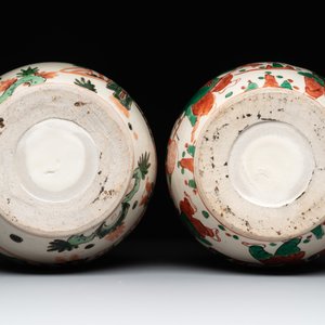 A Chinese sancai figure of Garuda, a cream-glazed vase and a pair of wucai jars, 19th C. — photo 13