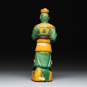 A Chinese sancai figure of Garuda, a cream-glazed vase and a pair of wucai jars, 19th C. — photo 16