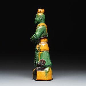 A Chinese sancai figure of Garuda, a cream-glazed vase and a pair of wucai jars, 19th C. — photo 17