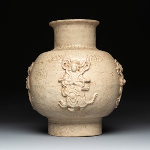 A Chinese sancai figure of Garuda, a cream-glazed vase and a pair of wucai jars, 19th C. — photo 2