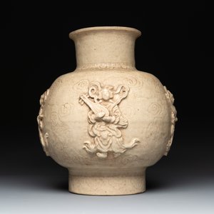 A Chinese sancai figure of Garuda, a cream-glazed vase and a pair of wucai jars, 19th C. — photo 3