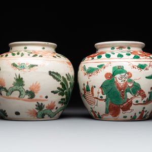 A Chinese sancai figure of Garuda, a cream-glazed vase and a pair of wucai jars, 19th C. — photo 10