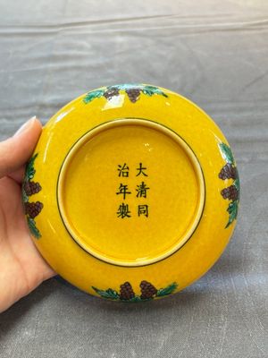 A Chinese sancai-glazed 'dragons' and 'grapes' saucer, Tongzhi mark, 19/20th C. — photo 3
