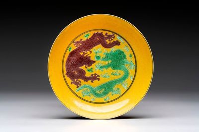 A Chinese sancai-glazed 'dragons' and 'grapes' saucer, Tongzhi mark, 19/20th C.
