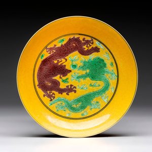 A Chinese sancai-glazed 'dragons' and 'grapes' saucer, Tongzhi mark, 19/20th C. — photo 1