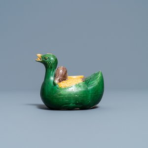 A Chinese sancai-glazed duck-shaped water dropper, Ming — 照片 2