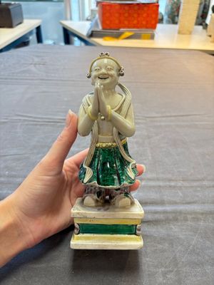 A Chinese sancai-glazed figure of Sudhana, 19th C. — 照片 1