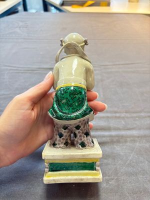 A Chinese sancai-glazed figure of Sudhana, 19th C. — 照片 3