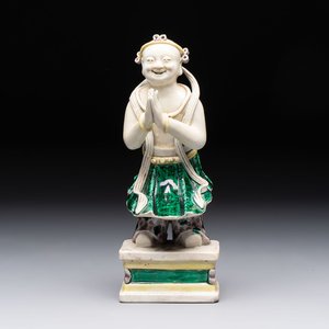A Chinese sancai-glazed figure of Sudhana, 19th C. — 照片 1