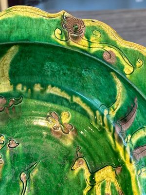 A Chinese sancai-glazed flower-shaped 'crane' plate, Ming — photo 4