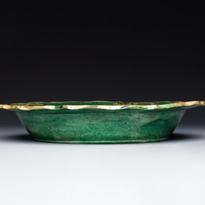 A Chinese sancai-glazed flower-shaped 'crane' plate, Ming — photo 2
