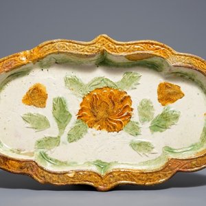 A Chinese sancai-glazed lotus-shaped dish, Liao — 照片 1